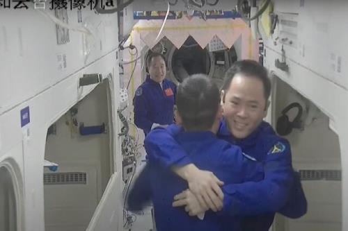 لحظه ورود خدمه ماموریت شنژو ۱۶ به ایستگاه فضایی چین